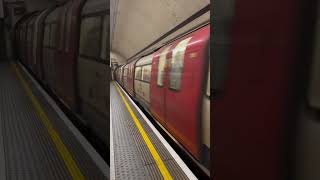 London Underground!! #transport #trains #railfans #railway #shorts #shortsvideo #uk #travel #london