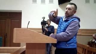 Таксист, який підвозив Василя Гнатюка, дає покази в суді