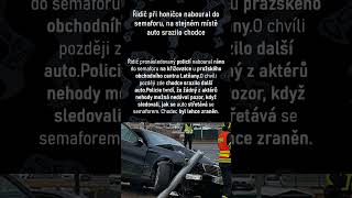 Řidič při honičce naboural do semaforu, na stejném místě auto srazilo chodce