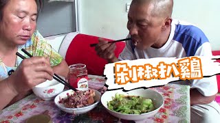 【泥土大黑】大黑幹活勞累，黑媽開葷解饞！大扒雞拌剁椒辣，大黑啃得嘴角流油