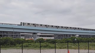 市場前駅～新豊洲駅間の再開発地区を走行していくゆりかもめ下り7500系