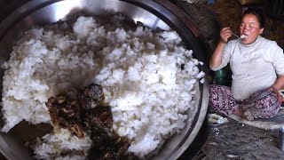 Local Chicken curry at meal || Young pregnant couple in Pastoral Nepal