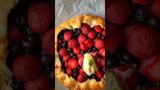 Strawberries are in season, make this Berries Galette 莓果派￼ #galette #berries #pie #baking #dessert