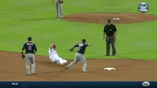 MIN@STL: Pressly deflects comebacker, Twins turn two