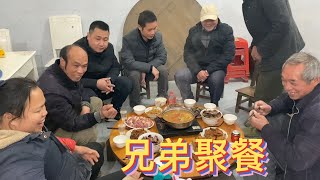 小梁叫兄弟来吃饭，做了一大桌菜来招待，梁嫂还拿出珍藏的酸鸭肉。