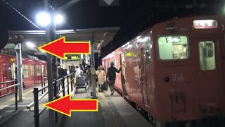 夜の播但線寺前駅で行われる気動車から電車への同一ホームによる乗換え接続（キハ41形→103系3500番台へ）