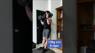 13kg en curl de bicep estricto para 8 repeticiones con 81kg de peso corporal