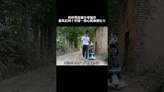 残疾男孩被亲生母亲遗弃，善良的后妈十年如一日把他抚养长大，胜过亲妈！#感动 #感恩 #正能量