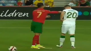 Ronaldo slaps Dara O'Shea, don't miss a rare moment