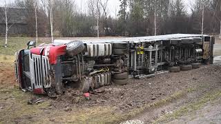 Järelhaagisega veoauto sõitis külgtuule tõttu teelt välja kraavi külili