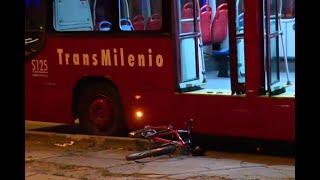 Ciclista, en estado crítico tras estrellarse contra un bus de Transmilenio - Ojo de la noche
