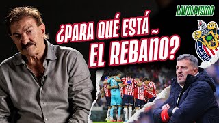 La Volpe le explica a Oscar Junyent qué debe hacer para no sufrir tanto el torneo con las Chivas