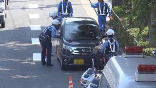 【警視庁速度違反取締りの瞬間!】速度違反の軽自動車を危うく逃がしそうになって白バイ隊員猛ダッシュ!