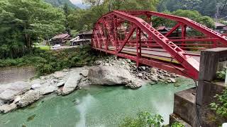 赤い橋付近の加茂川の川遊びポイントの風景　西条市