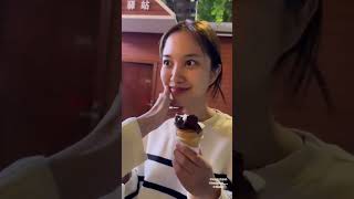 [Freenbecky]Becky幫Freen擦嘴，化妝師被餵狗糧 （留言有翻譯）#srchafreen #freenbecky #shortsvideo