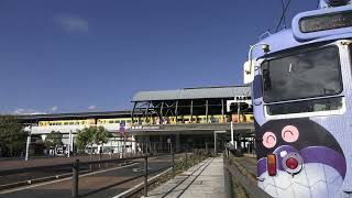 とさでん　路面電車　桟橋電停から高知駅前電停へ。　アンパンマン，ＪＲと電車が来ていました。　高知駅前電停　2021/11/14