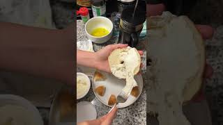 garlic cream cheese bagel 🤤#bagel #breakfast #bagels #garlic #momonabudget #brea