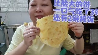 打工夫妻出租屋里烙饼下稀饭，一家人其乐融融，还对老大说是火锅