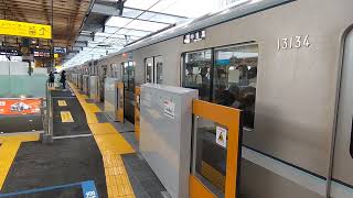 【新竹ノ塚駅】雨の日の朝🔺東武100系（デビューリバイバル塗装）ﾒﾄﾛ13000系84F「普通 中目黒」入線発車