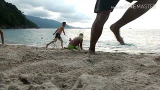 Keindahan pantai sinokisi beach yang tersembunyi di balik gunung gunung kota jayapura