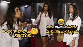 పాపం ప్యాంటు ఏసుకోడం మర్చిపోయినట్టుంది | Actress Sreya Giving Flying Kisses To Media | SriMedia ET