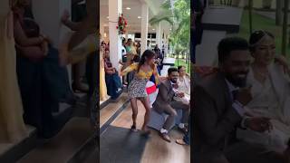 මෙහෙමත් වෙඩින් හෑමක්😂පව් යකො🖤🍻😜.#shorts #tiktok #malakadakada #aane #sansarini#dance #wedding#prank