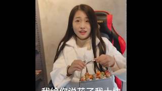 恶搞网管美女小虎牙，撒娇卖萌真可爱，尾随她回家被暴打笑死我了