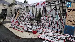 Plus de 300 panneaux de communes abandonnés par les agriculteurs devant la préfecture