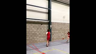 Un exercice pour initiation a apprendre a passer la balle en handball par le coach Philip