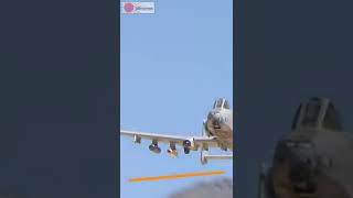 【破壊神】A-10攻撃機の30㎜アベンジャー機関砲の射撃【戦車はブリキ缶】 #shorts