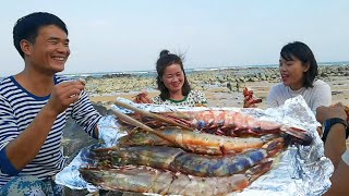 阿锋躲在海边烤超大黑虎虾，偶遇本岛小美女粉丝，共享烤海鲜大餐【探海漁人】