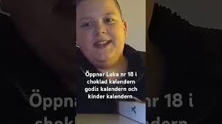 Öppnar Luka nr 18 i choklad kalendern godis kalendern och kinder kalendern