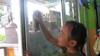 ร้านสุภาภรณ์ (พาย) เสริมสวย ตัดผมชาย หน้าสถานีรถไฟศาลายา น้องนาย กับคุณแม่ กับกางเกงเท่ห์ๆ.AVI