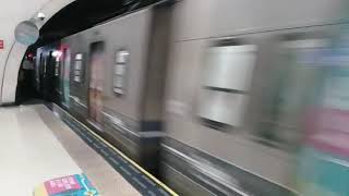 Subte de la línea D saliendo de la estación Juramento