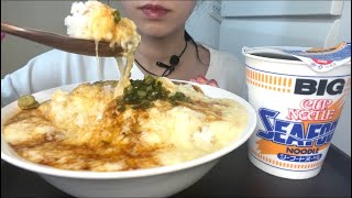 【ASMR 咀嚼音】とろろご飯とシーフードヌードル！rice covered with grated yam Japanese seafood cup ramen！