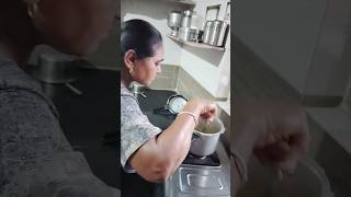 મમ્મી એ બનાવ્યું શાક 😋મમ્મી #trending #shraddhawithgeetavlog #viralvideo #maa