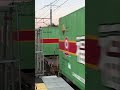 ジョイント音を鳴らして菊川駅を通過する貨物列車 ジョイント音 貨物列車 通過シーン