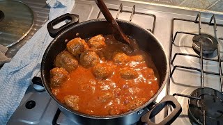 Deliciosas albóndigas en salsa napolitana