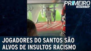 Jogadores do Santos são chamados de macaco por torcedor na Vila | Primeiro Impacto (21/04/23)