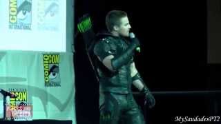 Arrow Stephen Amell wears Green Arrow Costume SDCC 2015 [HD] VOSTFR