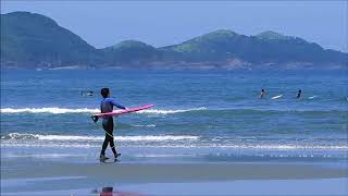 お倉ケ浜海岸のサーファー