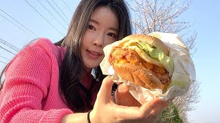 VLOG 먹방 브이로그 : 진격의 햄버거 언빌리버블버거, 이마트 닭강정, 맘모스빵, 라면 그리고 시골생활 길냥이