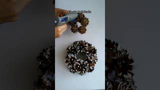 Creative idea for Christmas decor with pinecones 🎄✨👌 Subscribe for more DIY tutorials! #diy #crafts