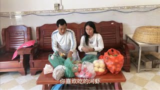 小凤骗凤姐去东莞打螺丝，却来到小勇家享清福，好吃好喝乐不思蜀【牛哥点评】