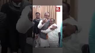 Shivraj Singh Chauhan make Anuppur BJP District President Ramdas Puri wear shoes after 6 years