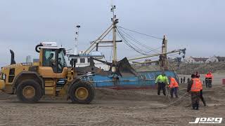 Voorbereidingen reddingspoging garnalenkotter Zandvoort