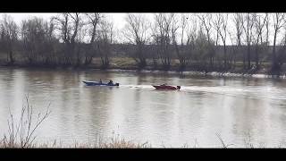 Doua barci pe raul Mures! Two boats on river! Dos barcos en el río! 两条船在河上! नदी पर दो नाव! Две лодки