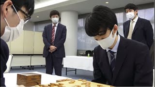 まるで対局中、藤井聡太二冠が豊島将之竜王と感想戦【第14回朝日杯将棋オープン戦】＝高津祐典撮影