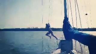 Rope swinging from the mast