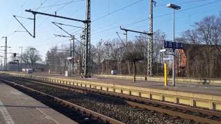 Vorbeifahrt einer DB Trieblok alleine in Bahnhof